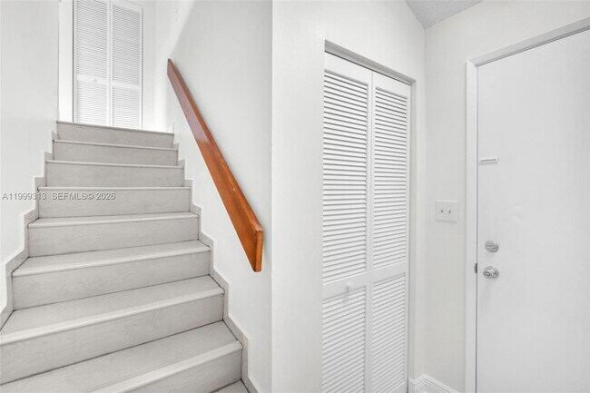 Building Photo - 685 W Park Dr