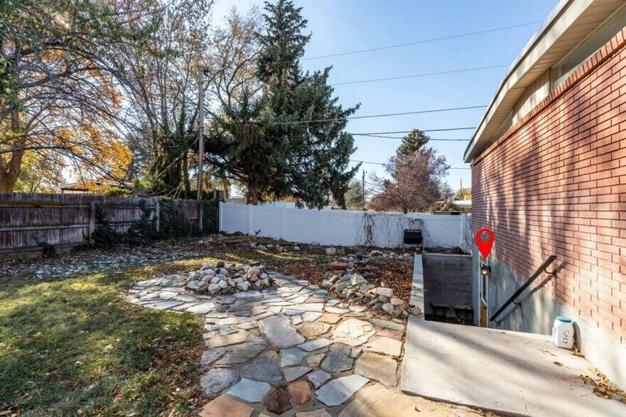 Building Photo - 2750 Glen Heather Ave