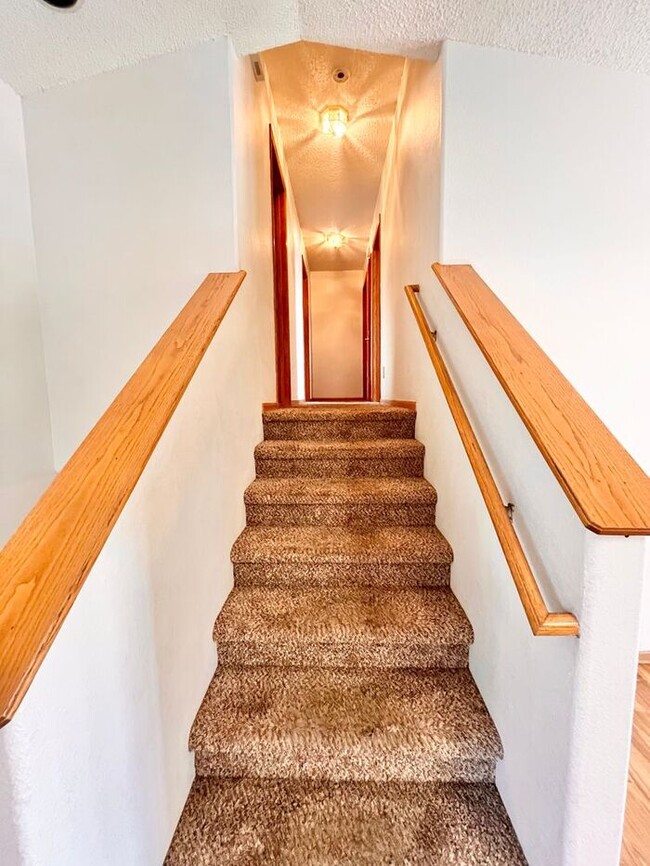 Building Photo - Spacious 4 Bed 3 Bath Home with 2-Car Atta...