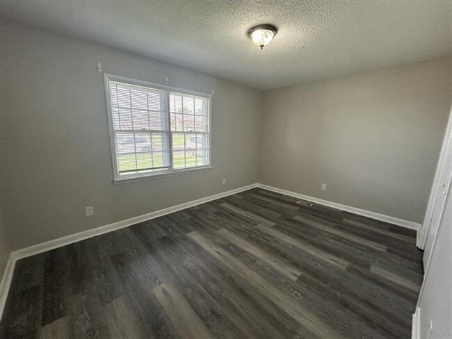 Building Photo - Charming and Affordable Downstairs Duplex ...
