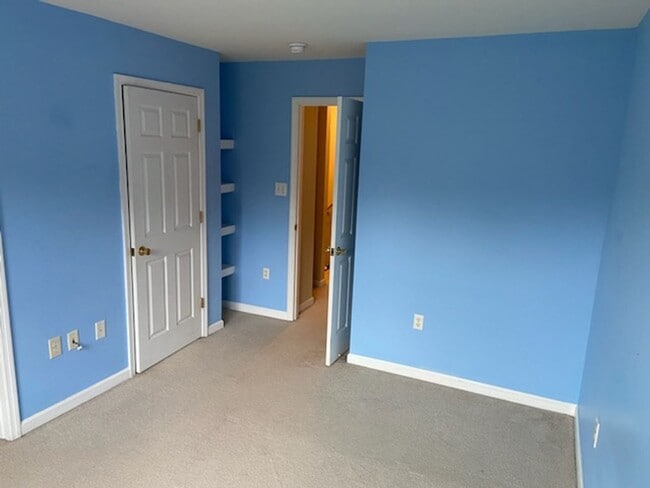 Building Photo - Townhouse located at Pikes Place