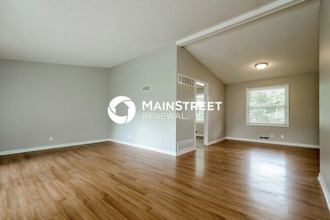 Building Photo - 4 Bedroom Pet-Friendly Home in OVERLAND PARK, KS with Main Street Renewal