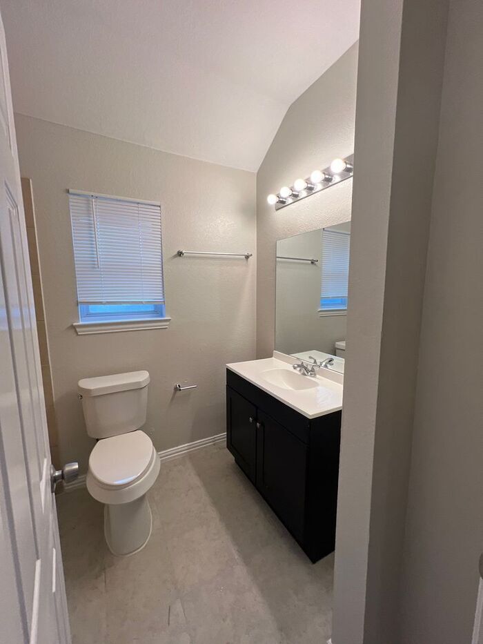 Building Photo - 914 Gallant Fox Dr