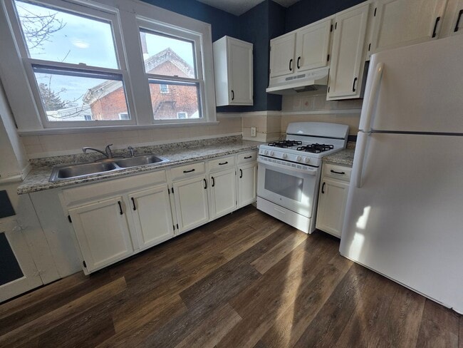 Building Photo - 45 Gifford Ave