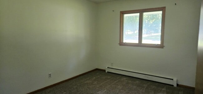 Building Photo - Large Rambler with 5 bedrooms, 2 baths wit...