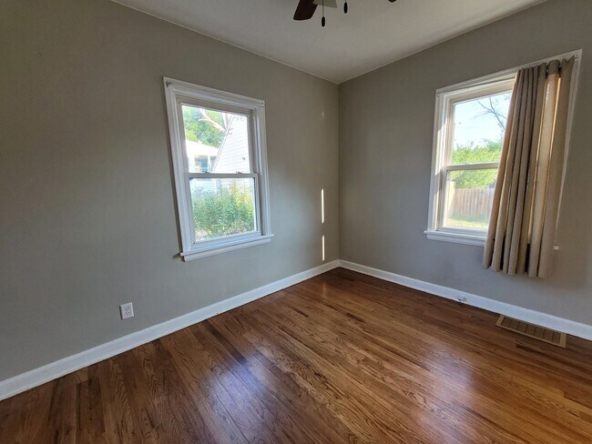 Building Photo - Great NE location 3 bedroom 1 bath, 1 stal...