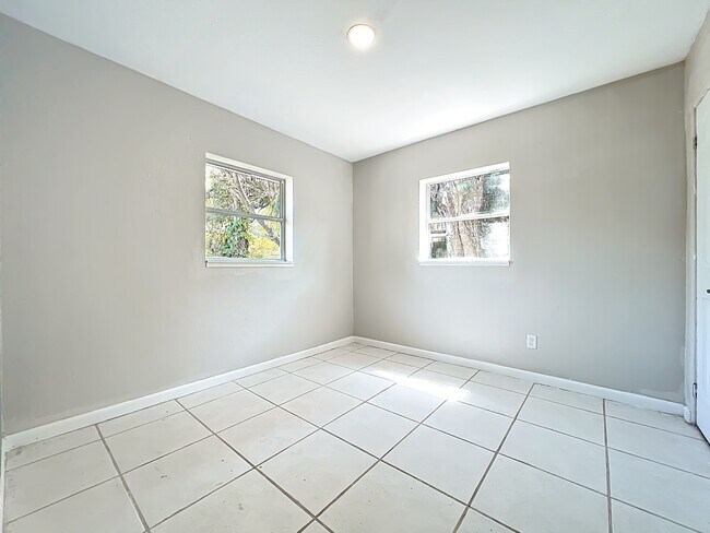 Building Photo - 1424 Pineda St