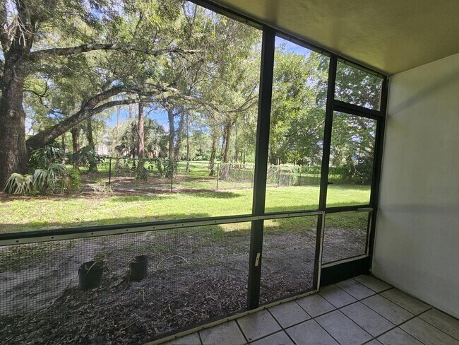Building Photo - 7925 Fairview Dr