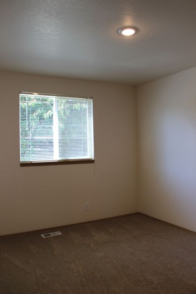 Building Photo - 4 br, 2.5 ba home in Scappoose neighborhood