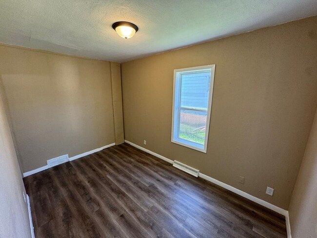 Building Photo - Charming 2-Story Home in Moline!