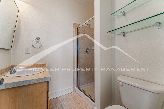Building Photo - Gorgeous Home with Central AC and Washer/Dryer