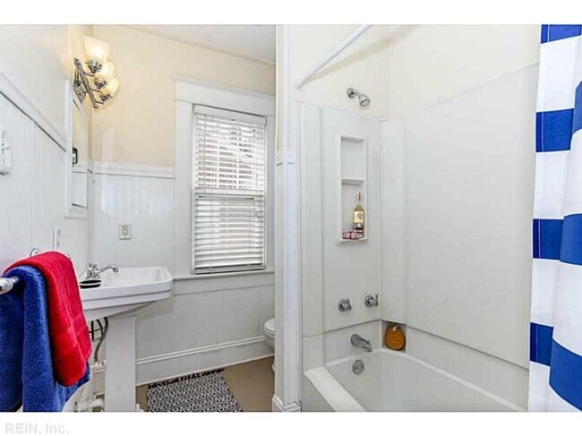 Building Photo - LARCHMONT