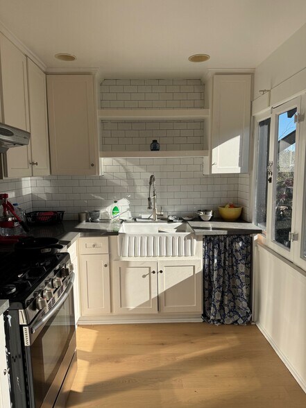 Building Photo - 5924 Hayes Ave