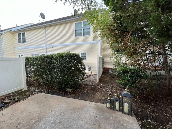 Building Photo - Spacious 2 Bed Condo!