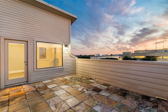 Building Photo - 808 Paige St