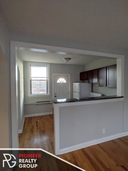 Building Photo - 4409 N Wolcott Ave