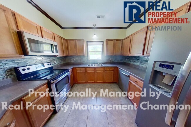 Building Photo - Beautiful Two Story Townhome with Lots of Storage!!