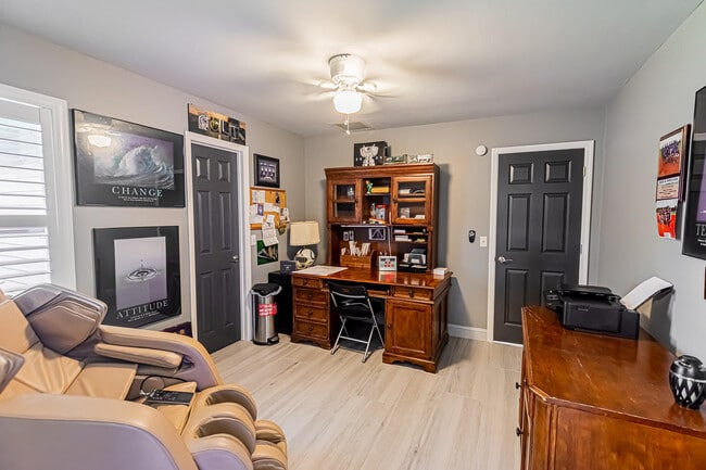 Building Photo - 1282 SW Bent Pine Cove