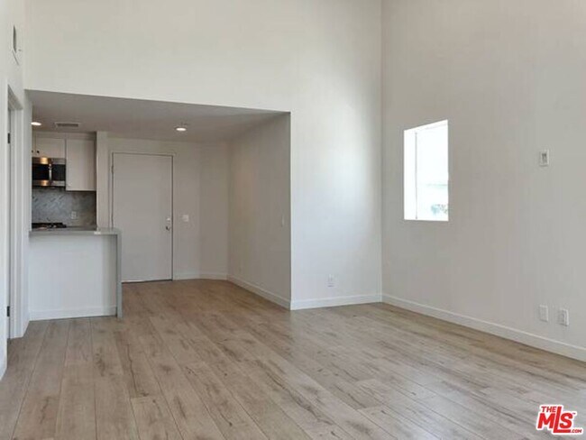 Building Photo - 301 S Swall Dr