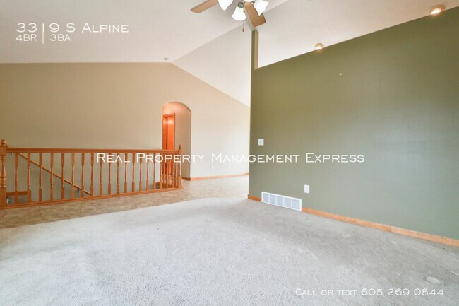 Building Photo - Perfect 4 bedroom 3 bathroom home 2200 sq ft!