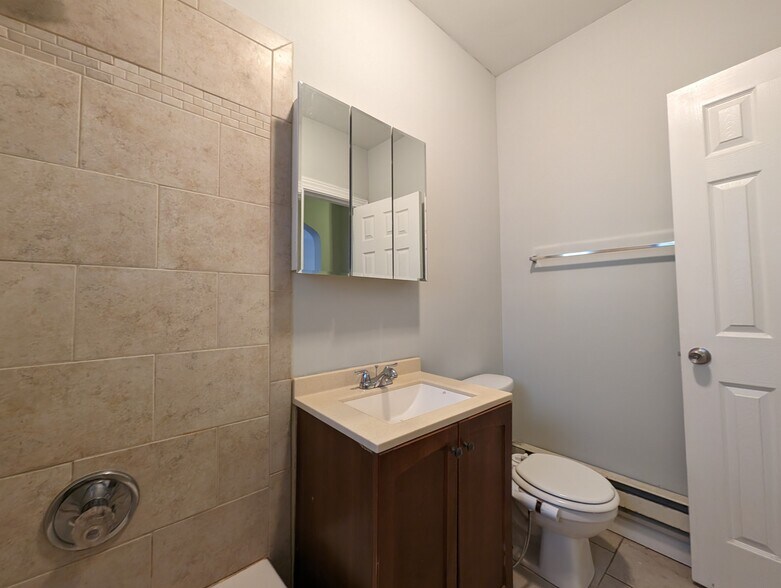 Building Photo - 4409 N Wolcott Ave