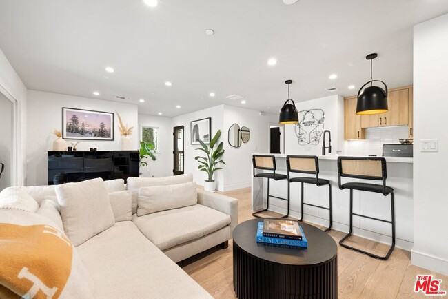 Building Photo - 637 Santa Clara Ave