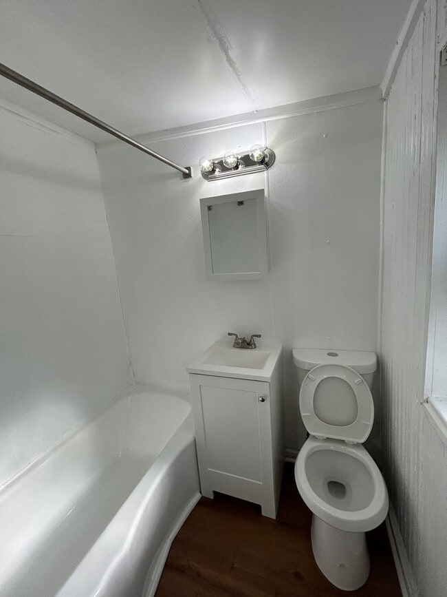 Building Photo - 2 bed 1 bath freshly renovated