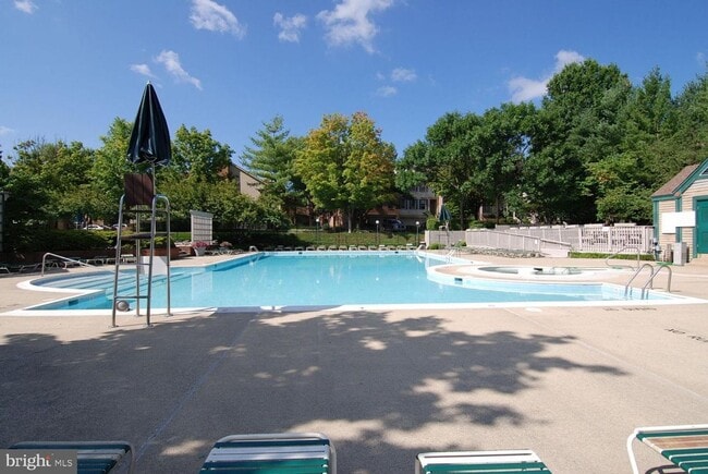 Building Photo - Stylish Two-Level Condo in Gables of Tuckerman Near Pike & Rose!
