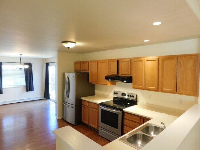 Building Photo - Spacious Home in Fruitvale