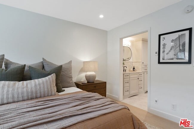 Building Photo - 6720 Hillpark Dr