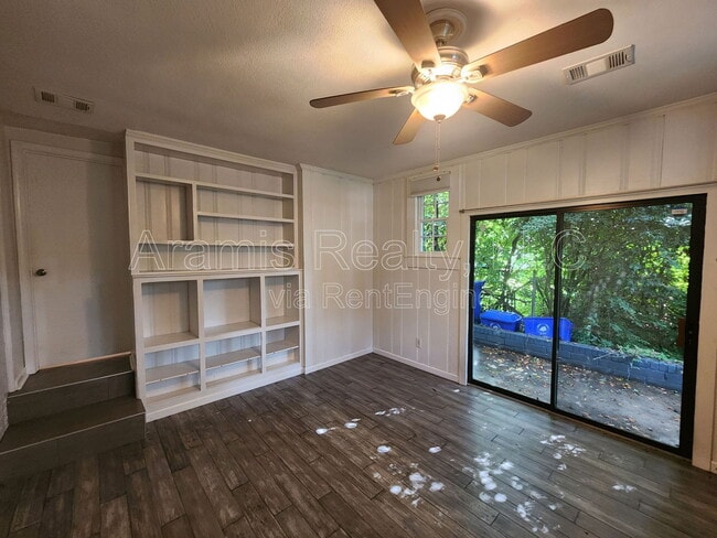 Building Photo - 1222 Crestwood Dr SE