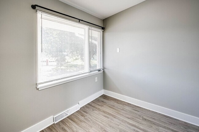 Building Photo - Top-Floor 2-Bedroom Apartment with Vaulted Ceilings!