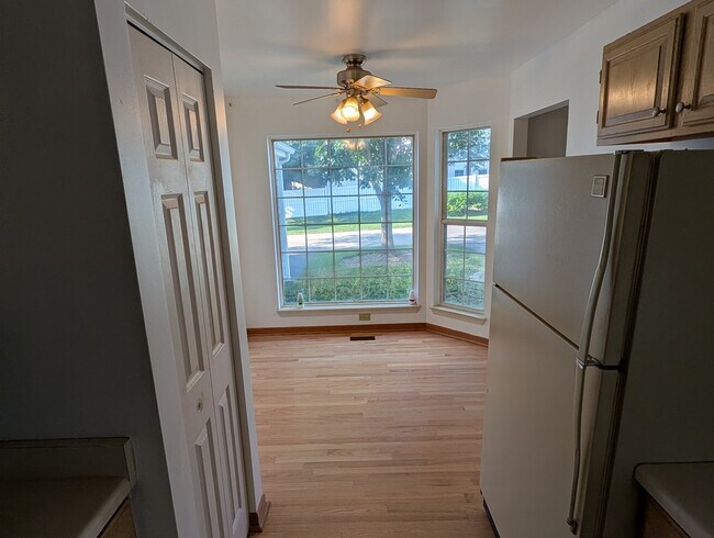 Building Photo - 843 E Princeton Cir