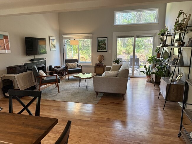 Building Photo - 980 Sutton Ct