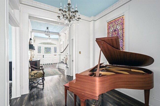 Building Photo - 1112 Broadway Avenue J