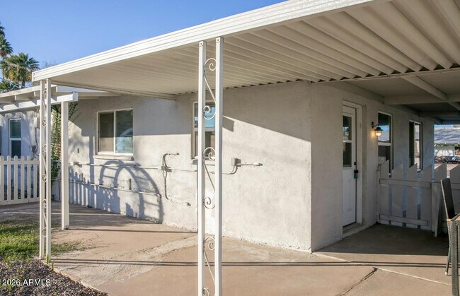 Building Photo - 2205 W Cambridge Ave