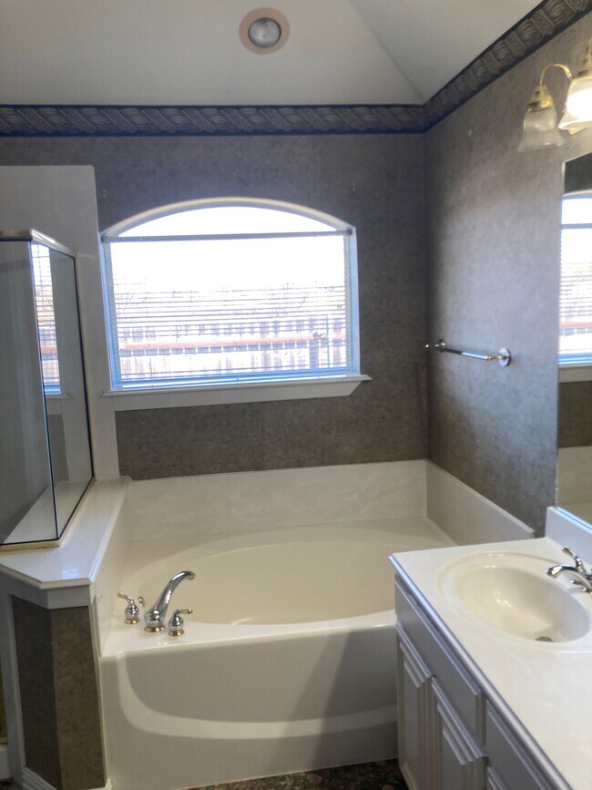 Building Photo - 8520 Western Meadows Dr
