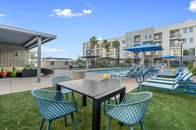 Building Photo - 711 W Broadway Rd