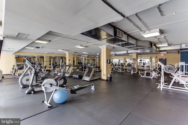 Building Photo - 4600 S Four Mile Run Dr