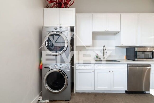 Building Photo - Prime Commercial Office Space Available Beverly Blvd Los Angeles