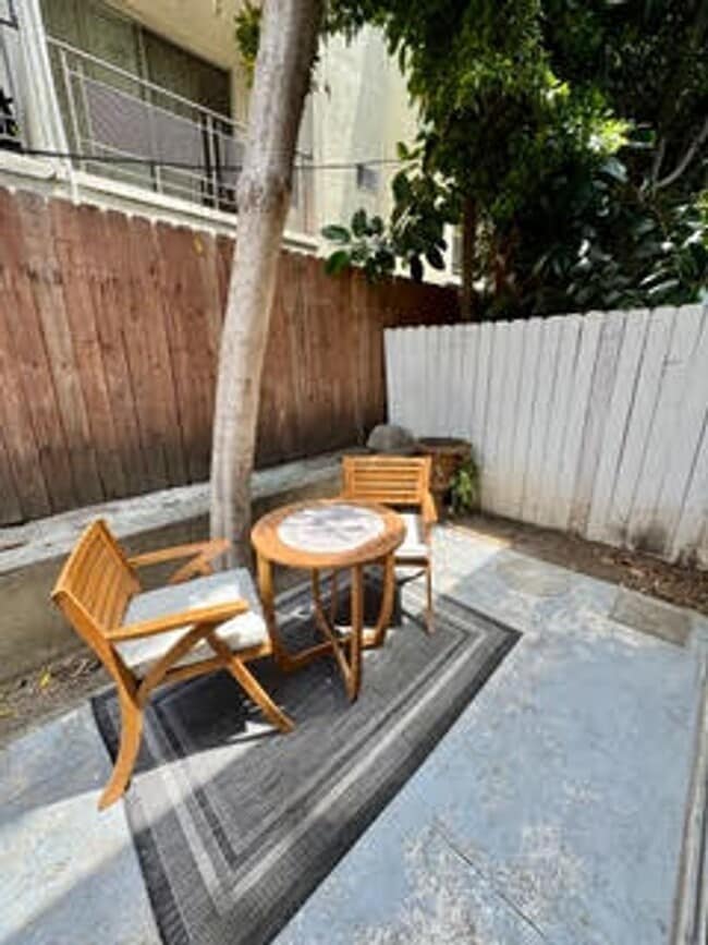 Building Photo - 8207 De Longpre Ave