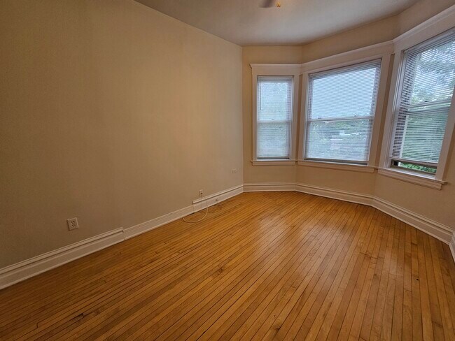 Building Photo - 3800 N Wilton Ave