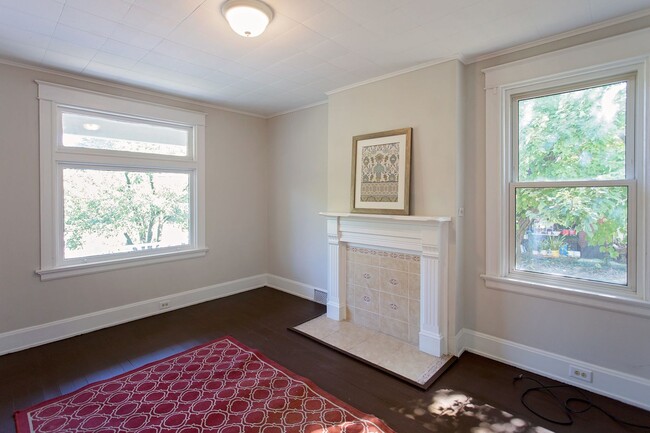 Building Photo - BOND HILL-  3 STORY 3 BEDRM 2 FULL BATH OPEN FLOOR PLAN w GARAGE