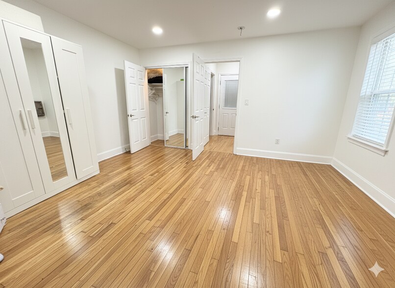 Building Photo - 149 Glenway St