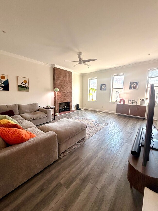 Building Photo - 2 bedroom in Lawrenceville with Deck and Parking Spot!