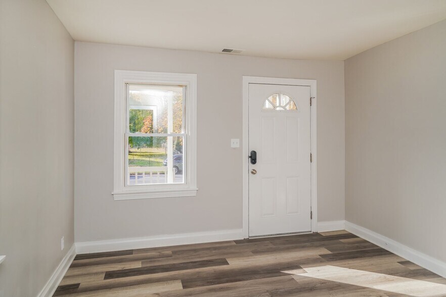 Building Photo - 205 N 39th St