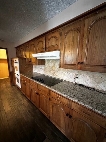 Building Photo - 1118 NW Becontree Dr