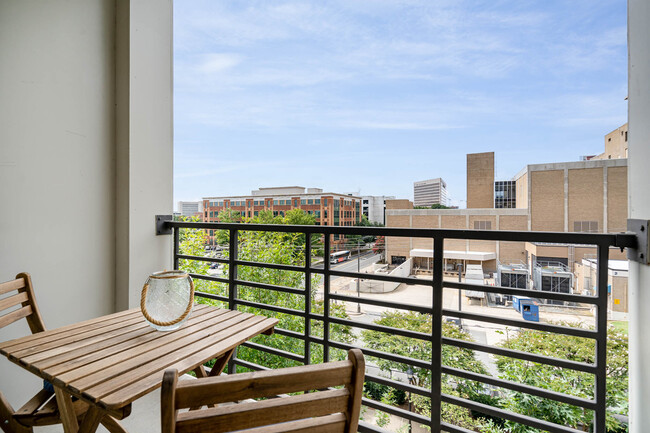 The balcony on a gorgeous Carolina day. The sunsets are amazing! - 525 E 6th Street