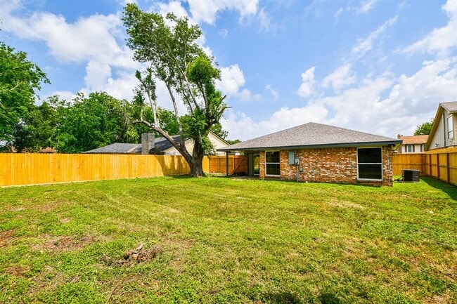Building Photo - 17022 Quail Park Dr