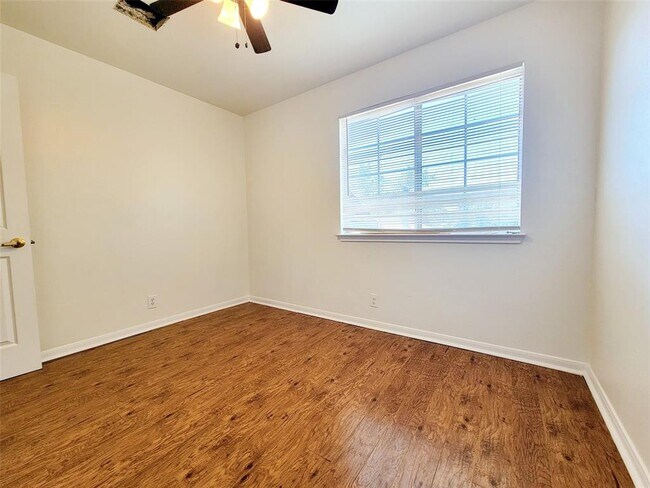 Building Photo - 7400 Muffin Dr